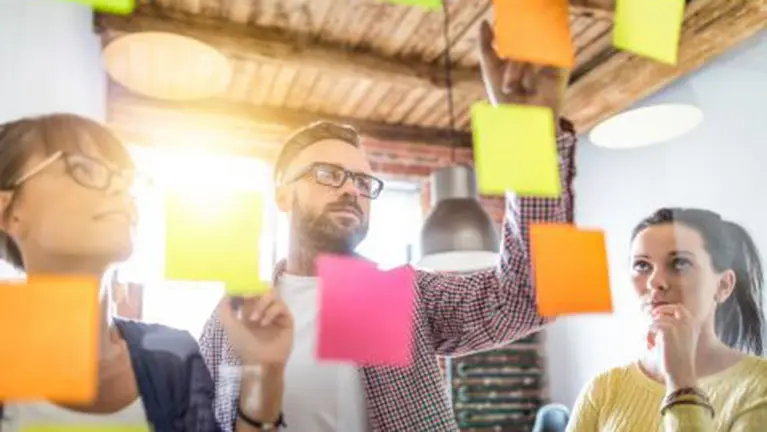 Varias personas trabajan en una oficina ARCHIVO