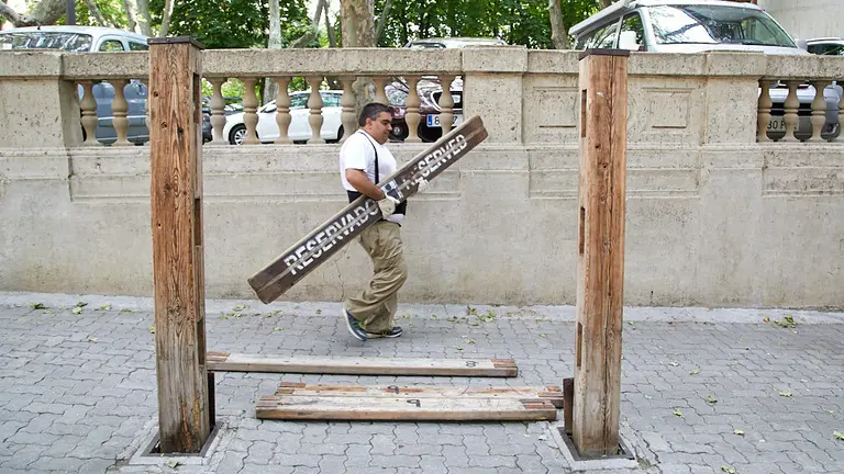 Operarios de la carpinter..a 'Hermanos Aldaz Remiro' comienzan el montaje del doble vallado que presta seguridad a los encierros de San Ferm..n . I..IGO ALZUGARAY
