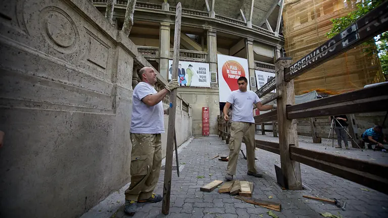 Operarios de la carpinter..a 'Hermanos Aldaz Remiro' comienzan el montaje del doble vallado que presta seguridad a los encierros de San Ferm..n . I..IGO ALZUGARAY