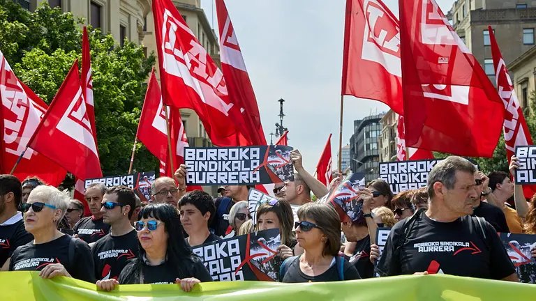 Rueda de prensa del sindicato LAB en la plaza del Castillo de Pamplona. ÍÑIGO ALZUGARAY