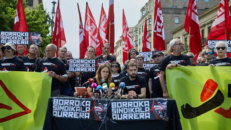 Rueda de prensa del sindicato LAB en la plaza del Castillo de Pamplona. ÍÑIGO ALZUGARAY