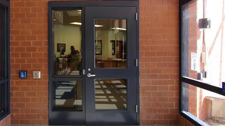 Imagen de la entrada a una portería de un edificio público adaptado para personas con movilidad reducida y sillas de ruedas ARCHIVO