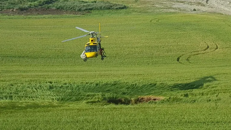 Socavón en un campo de cereal en Esparza de Galar POLICÍA FORAL (3)