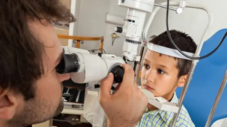 Un niño en la consulta del oculista ARCHIVO