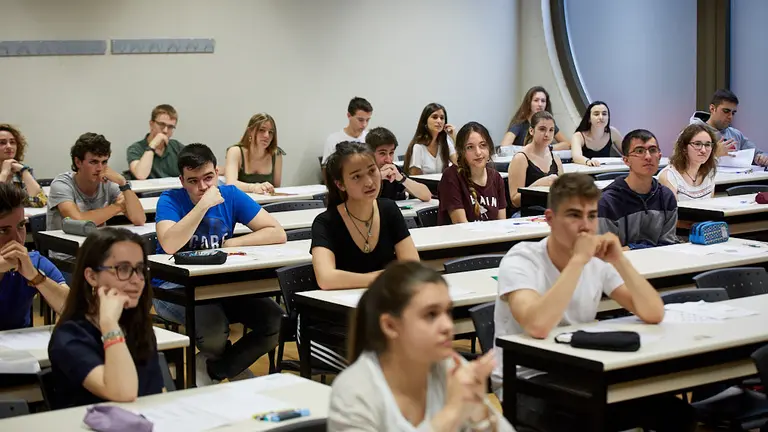Inicio de las pruebas de la evaluaci..n para el acceso a la universidad (EvAU) en la Universidad P..blica de Navarra. I..IGO ALZUGARAY