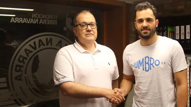 Sergi Cuxart junto al presidente de Ribera Navarra firmando su renovación RIBERA NAVARRA