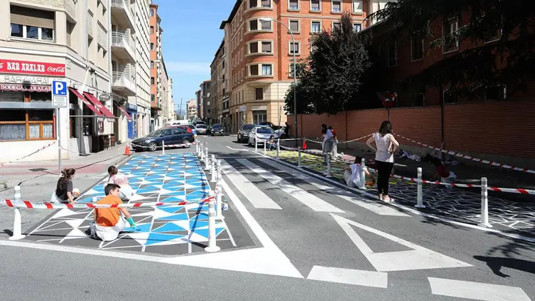 Alumnado de Liceo Monjardín pinta los nuevos espacios generados en los pasos de cebra del entorno de su colegio AYUNTAMIENTO PAMPLONA