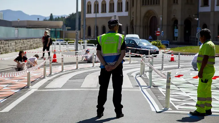Alumnos del colegio Liceo Monjardín participan en la ejecución del primer corredor escolar seguro en Pamplona. ÍÑIGO ALZUGARAY