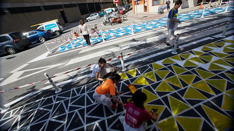 Alumnos del colegio Liceo Monjardín participan en la ejecución del primer corredor escolar seguro en Pamplona. ÍÑIGO ALZUGARAY