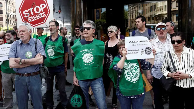 GRAFCAV5024. PAMPLONA (NAVARRA), 04/06/2019.- La plataforma Stop Desahucios durante una concentraci..n convocada este martes frente a una entidad bancaria de Pamplona para buscar soluci..n a dos casos de familias que van a ser desahuciadas. EFE/ Jes..s Diges