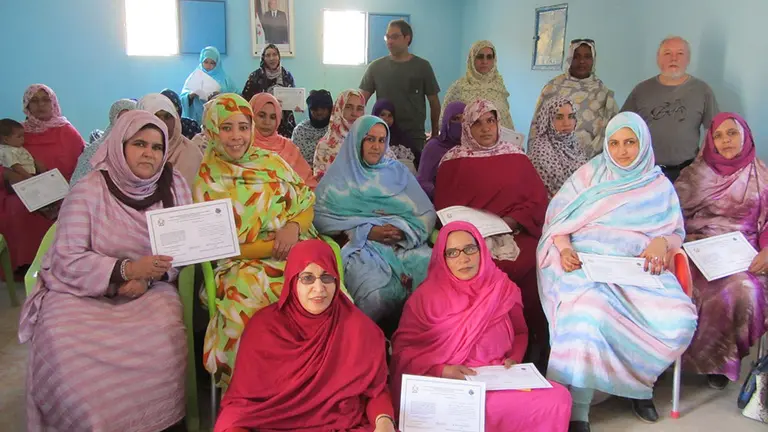 Carlos Vilches y Natxo Esparza, junto a las mujeres a las que han formado en infraestructuras y uso de agua en los campamentos del Sahara Foto UPNA