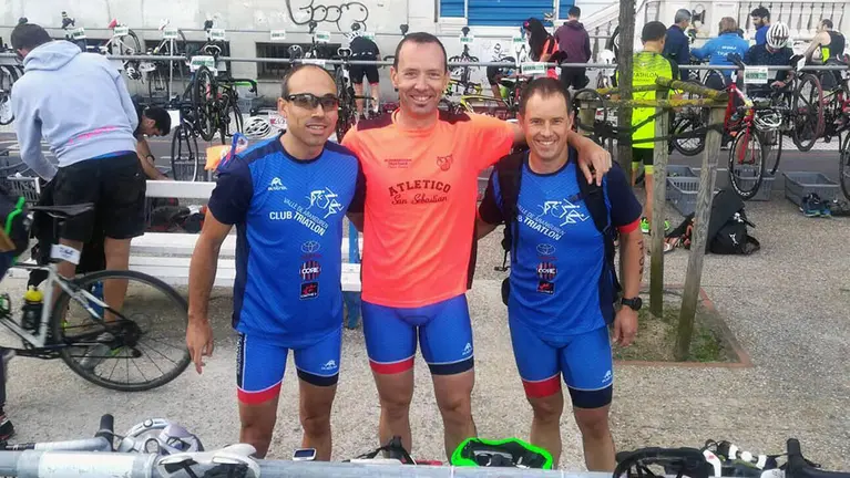 Carlos Miranda (izquierda), entrenador del club de Triatlón de Aranguren y fallecido en accidente de tráfico atropellado cuando iba a bicicleta.