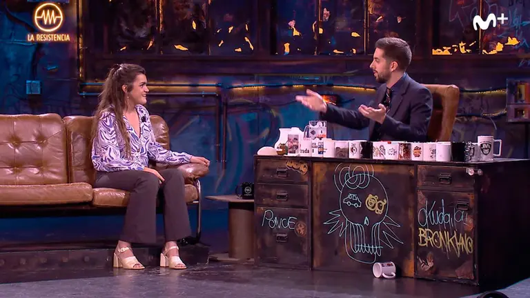 La cantante navarra Amaia Romero junto al presentador David Broncano en 'La resistencia'. MOVISTAR+