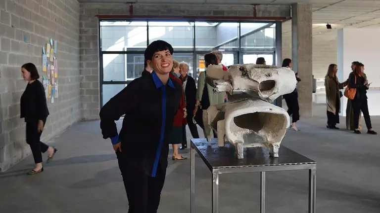 La artista navarra June posa con su obra. CEDIDA