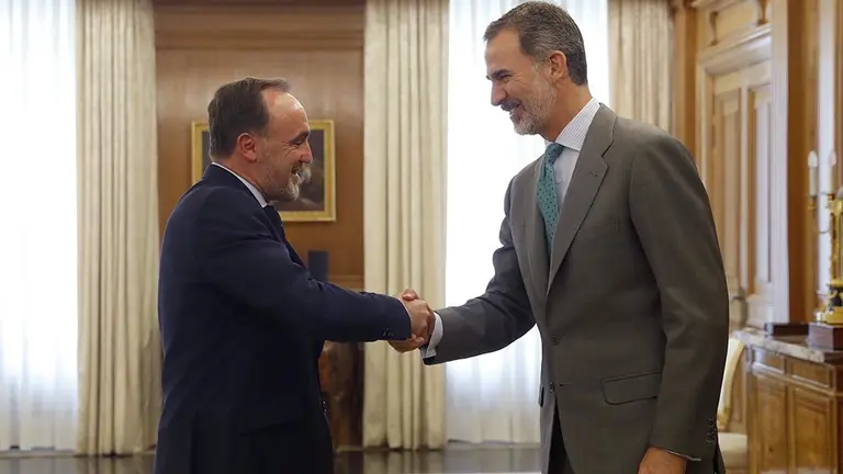 El rey Felipe VI saluda al presidente de Unión del Pueblo Navarro (UPN), José Javier Esparza Abaurrea, en el Palacio de la Zarzuela, durante la ronda de consultas con los dirigentes de los partidos políticos con representación parlamentaria para designar candidato a la investidura, que se va a prolongar hasta este jueves. EFE