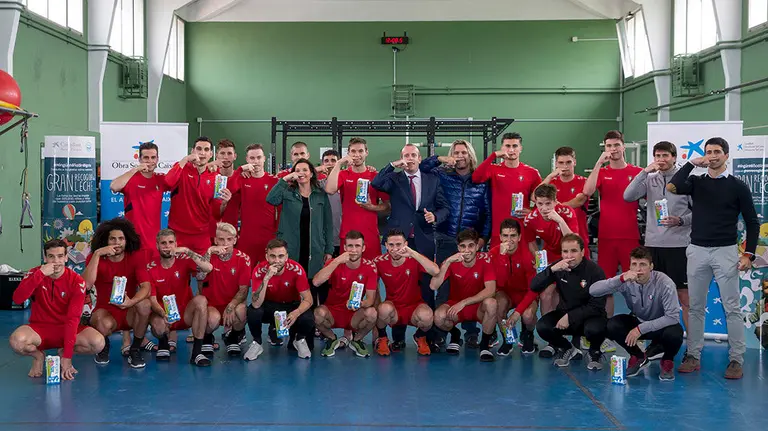 Los jugadores de Osasuna se suman a la campaña solidaria promovida por Caixabank. Cedida.