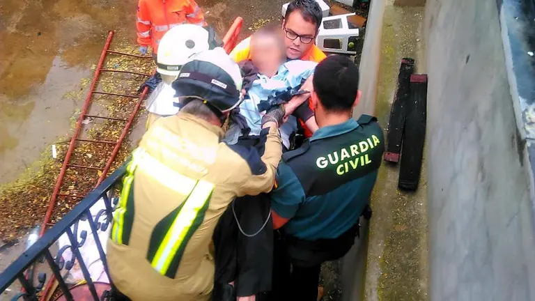 Bomberos y agentes de la Guardia Civil han participado en la operación de rescate. DIPUTACIÓN DE ZARAGOZA