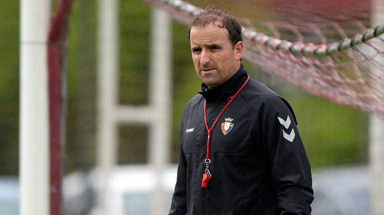 El entrenador de Osasuna, Jagoba Arrasate dirige a su equipo en un entrenamiento antes de mantener una entrevista con EFE. Arrasate (Berriatua -Bizkaia-, 1978) es uno de los art..fices del primer t..tulo oficial de la historia de Osasuna, el campeonato de La Liga 123, un trofeo que el equipo rojillo recibir.. el pr..ximo s..bado en El Sadar en el encuentro frente al Oviedo. EFE/ Iñaki Porto