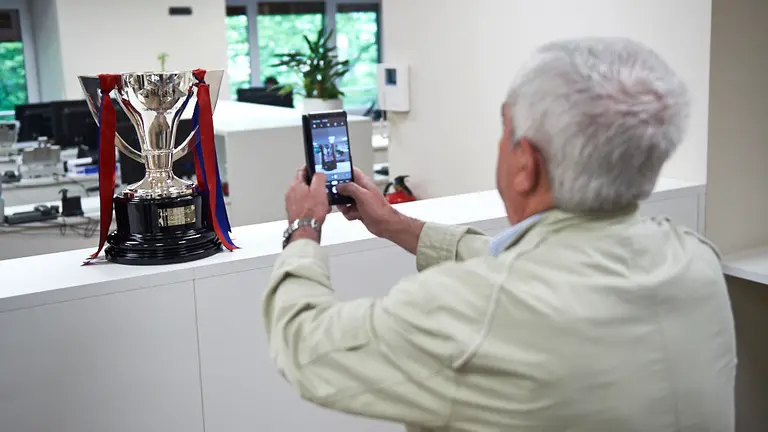 La Federación Navarra de Fútbol expone en su sede la Copa que acredita a Osasuna como campeón de Segunda División, y que le entregará Rafa del Amo, presidente de la FNF, el sábado al término del partido contra el Real Oviedo. MIGUEL OSES