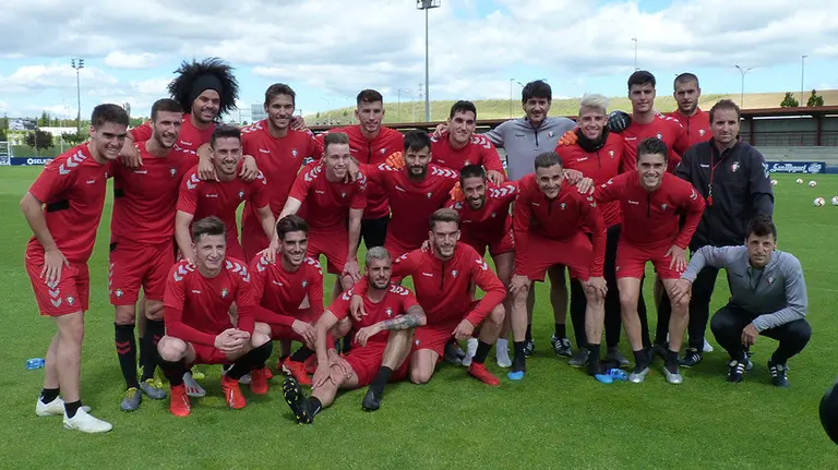 Los jugadores de Osasuna posan después del último entrenamiento de la temporada en Tajonar
