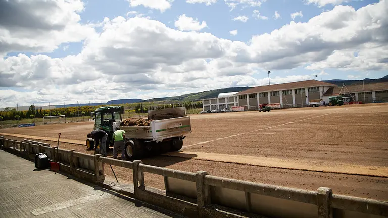 Tareas de cambio del c..sped en los campos de entrenamiento de Osasuna en Tajonar. I..IGO ALZUGARAY