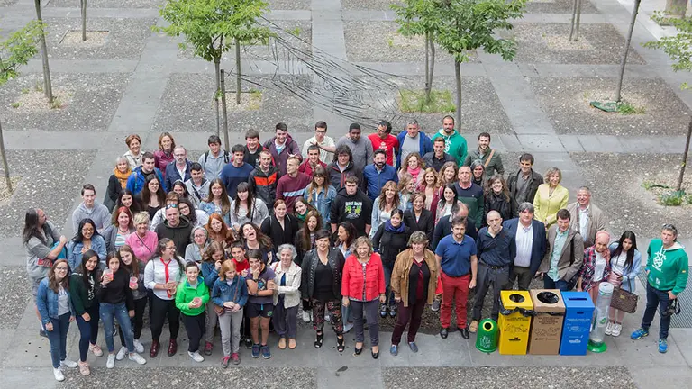 Las consejeras Solana y Elizalde, con profesorado y alumnado de los centros educativos premiados. CEDIDA