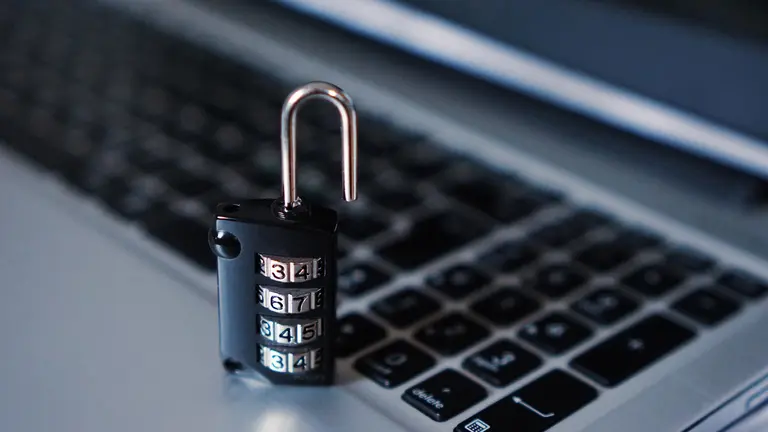 Imagen de un candado sobre un ordenador ARCHIVO