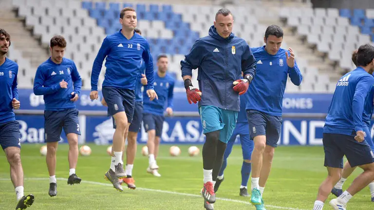 Entrenamiento de los jugadores del Real Oviedo en el Tartiere. @RealOviedo.
