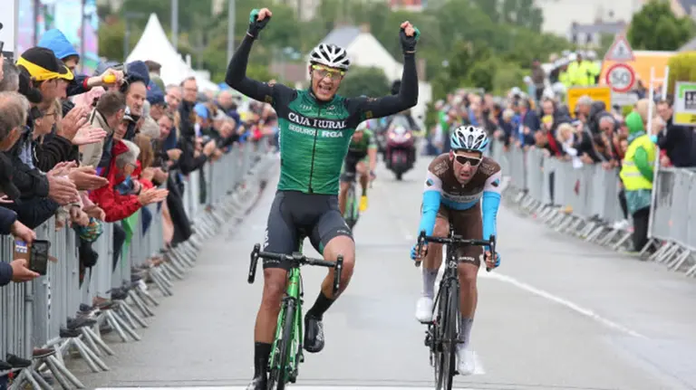 El corredor del CC Burunda Mauri Moreira se impone al esprint. Foto Freddy Guérin - Directvelo