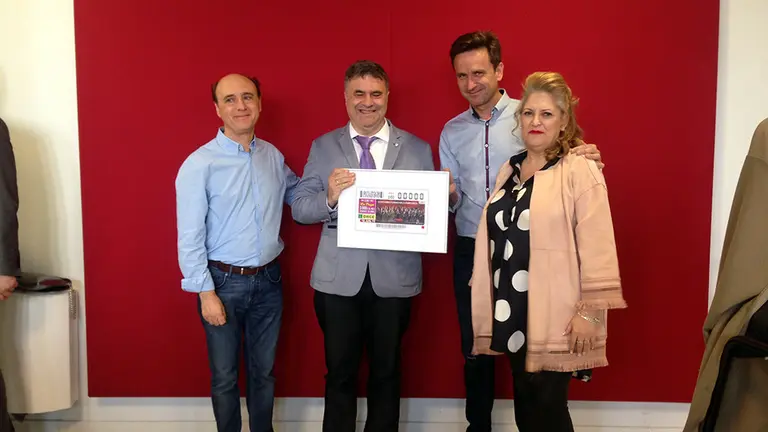 Valentín Fortún Arriezu, delegado de la ONCE, y José Andrés Palacios Ferrer, director de La Banda La Pamplonesa, han presentado este cupón. CEDIDA