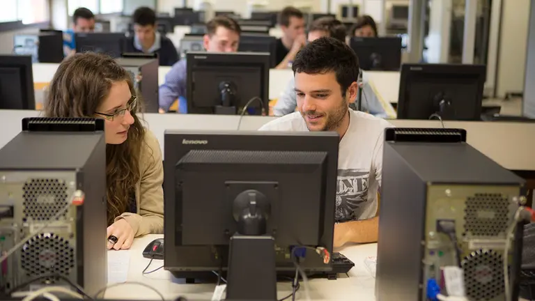 Clase de máster en un laboratorio de telemática del campus de Arrosadia de Pamplona. CEDIDA