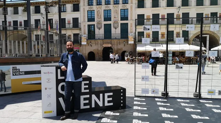 El cineasta Artiz Moreno &#34;Ventajas de viajar en tren&#34;, que traslada la novela de Antonio Orejudo al universo personal del donostiarra. TWITTER