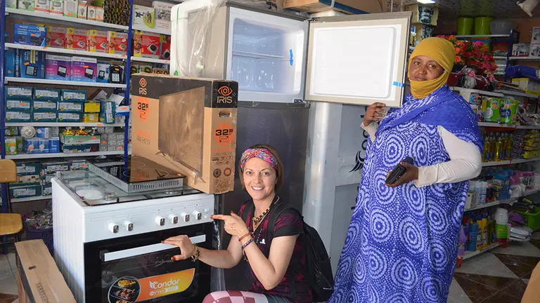 Joana, la autora del libro, durante la compra realizada con los fondos obtenidos