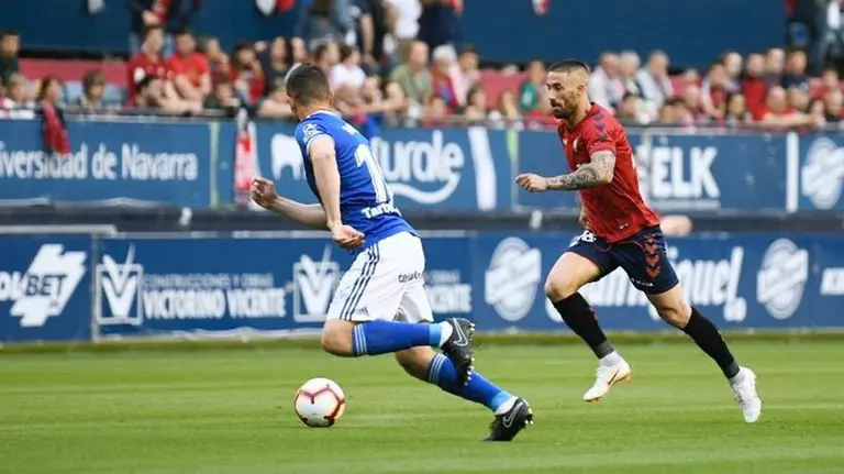 Partido entre Osasuna y el Oviedo en El Sadar. PABLO LASAOSA