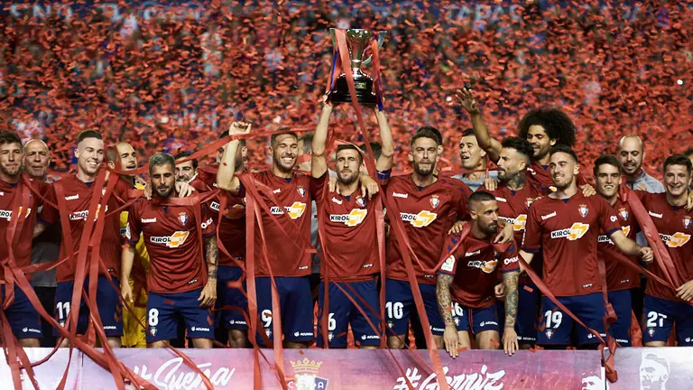 Osasuna recibe la copa por el liderato de la Liga 123. MIGUEL OSÉS 1