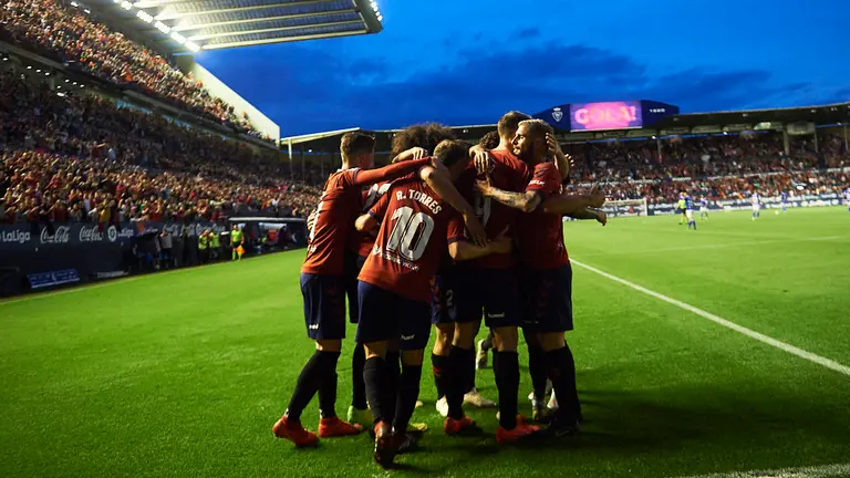 Osasuna recibe la copa por el liderato de la Liga 123. MIGUEL OSÉS 2