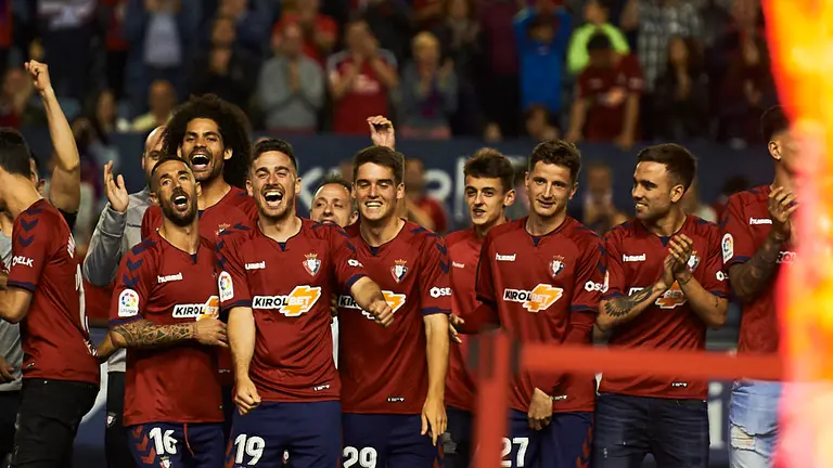 Osasuna recibe la copa por el liderato de la Liga 123. MIGUEL OSÉS 5