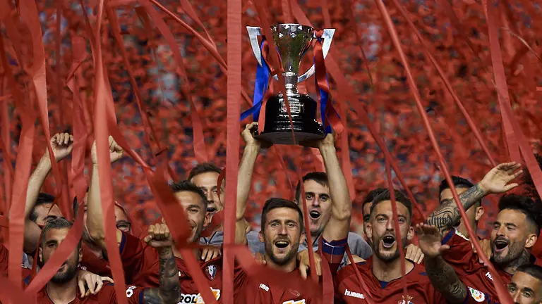 Osasuna recibe la copa por el liderato de la Liga 123. MIGUEL OSÉS 10