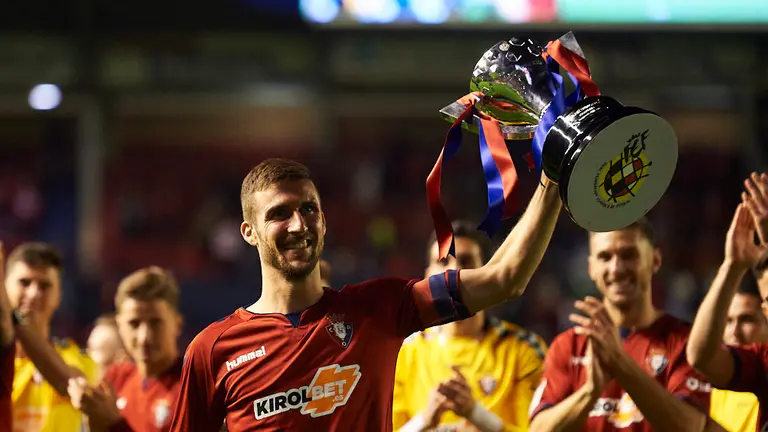 Osasuna recibe la copa por el liderato de la Liga 123. MIGUEL OSÉS 13