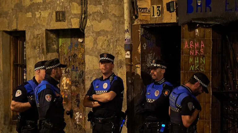 Salida de los Okupas de la casa de Jarauta 13 en la madrugada del sabado. MIGUEL OSES