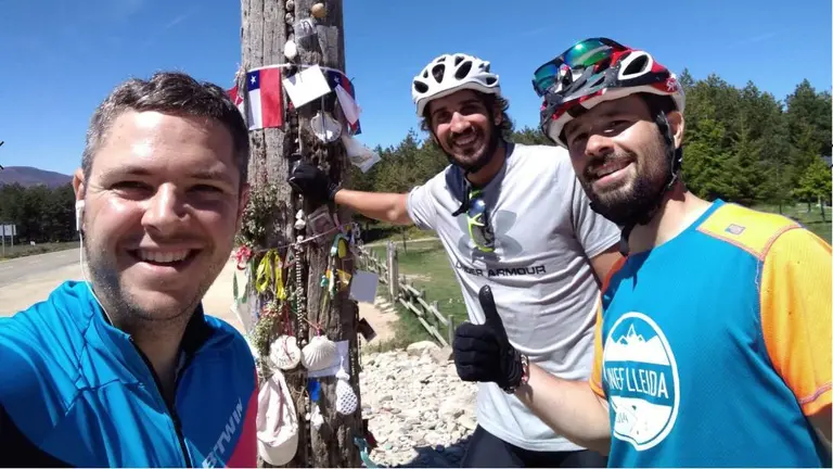 Miguel Zalacain y Pablo Cenoz, junto a un amigo, durante el recorrido del Camino de Santiago. CEDIDA