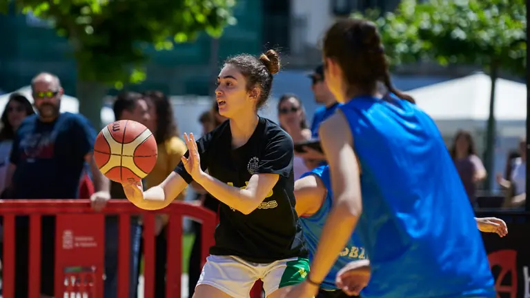 Torneo 3x3 de basket en la Plaza del Castillo de Pamplona. PABLO LASAOSA 21