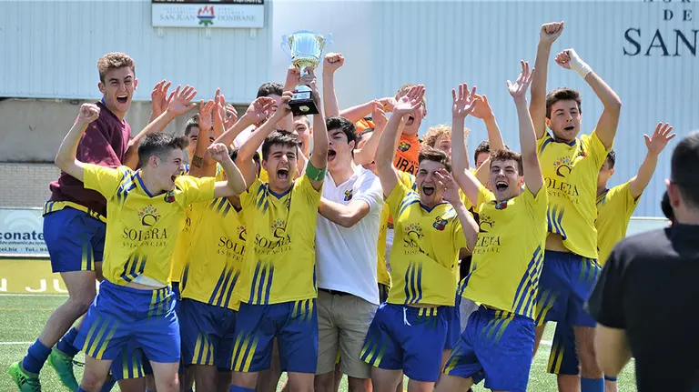Los jugadores del Amigó celebran el título de Copa conseguido ante Osasuna en la AD San Juan. Cedida.