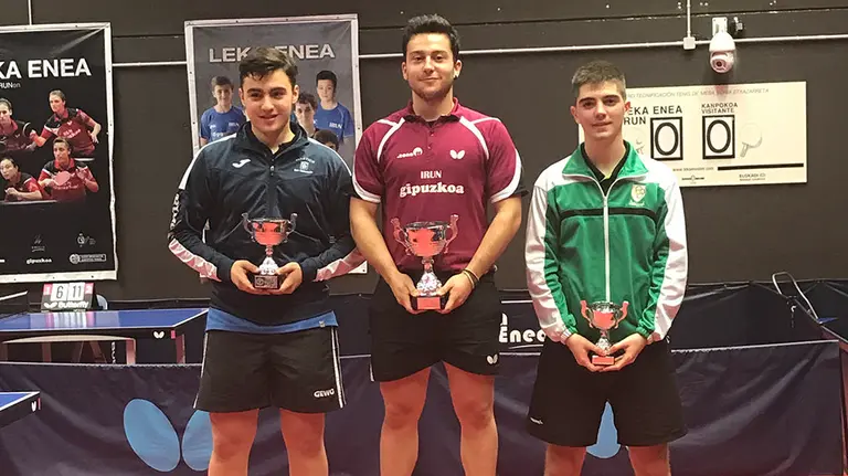 Podio de tenis de mesa juvenil con Mikel Izcue de Oberena en Irún. Cedida.