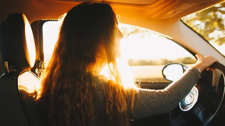 Una mujer realiza maniobras en el volante para poner en marcha su coche ARCHIVO