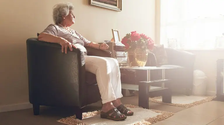 Una mujer mayor en una residencia de ancianos. ARCHIVO