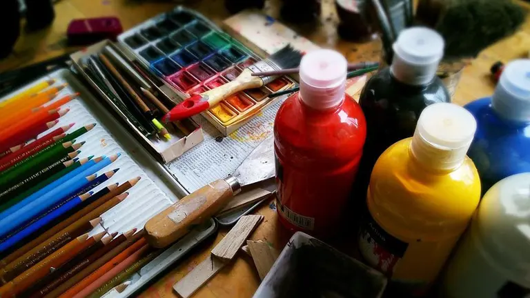 Pinturas y material para realizar obras de arte pictóricas ARCHIVO