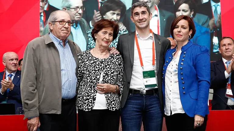 Alberto Undiano junto a sus padres y a su mujer en el homenaje de la RFEF. Foto web Rfef.