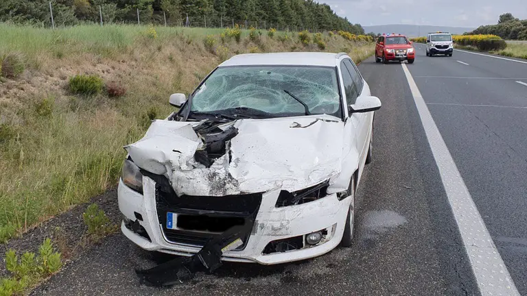 Coche accidentado en la AP15 tras colisionar con un camión  BOMBEROS DE NAVARRA