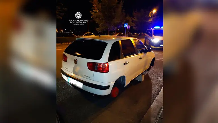 El coche de Buztintxuri al que le han sustraido las ruedas de la parte derecha. POLICÍA MUNICIPAL DE PAMPLONA